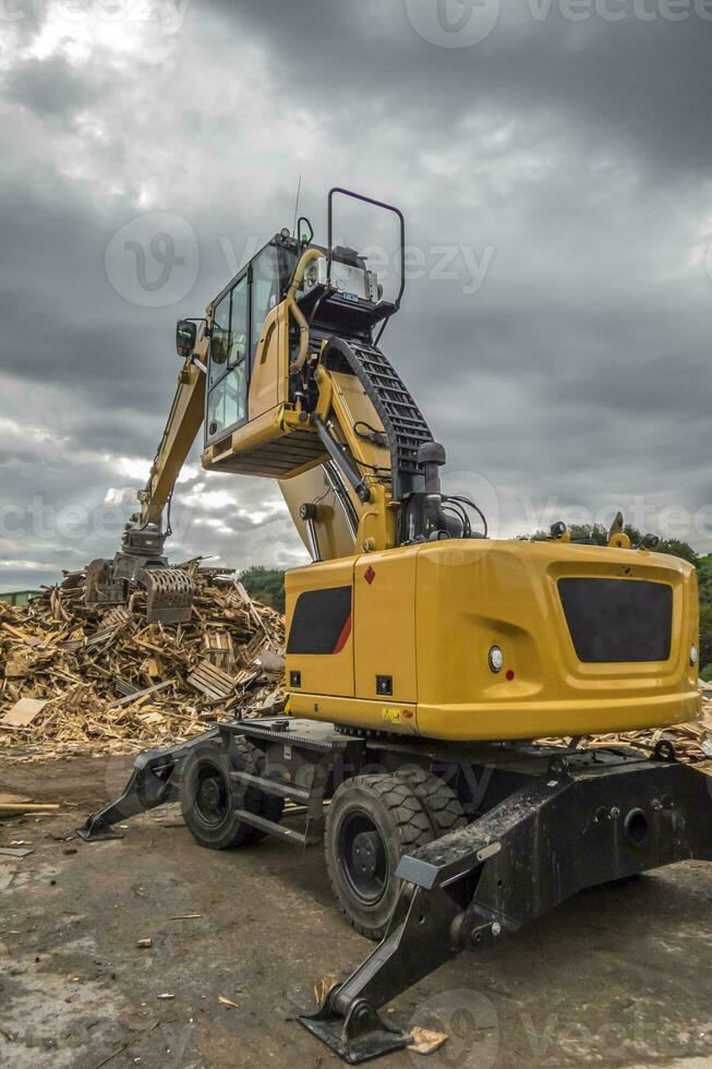 yellow wheelde excavator photo