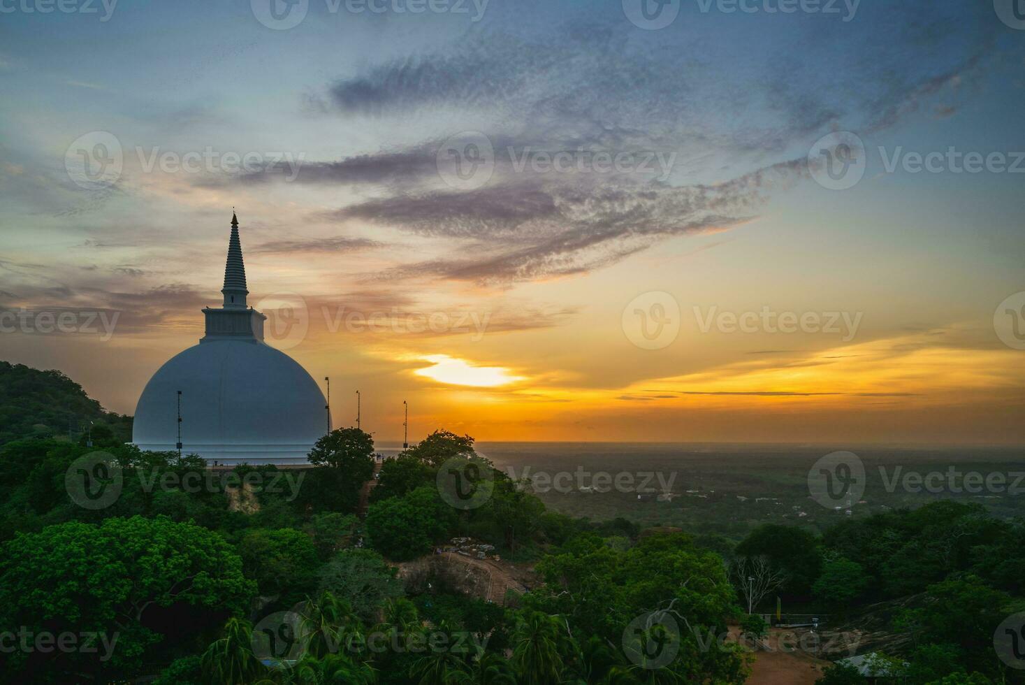 mihintale en el cima de la colina en anuradhapura, sri lanka a oscuridad foto