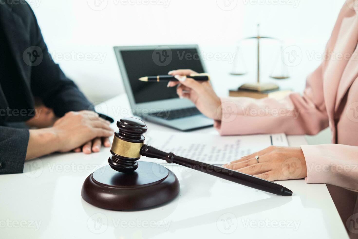 del juez mazo en ley oficina es metido en mesa a simbolizar juez decidiendo demanda judicial. mazo madera en de madera mesa de abogados en legal Consejo oficina como símbolo de justa juicio en casos. foto