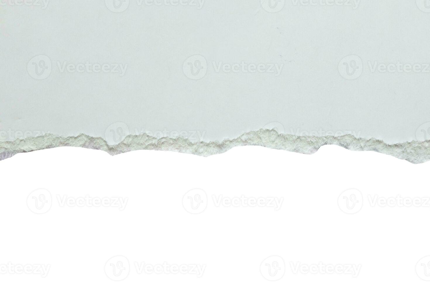 tiras de bordes rasgados de papel rasgado blanco aislado sobre fondo blanco foto