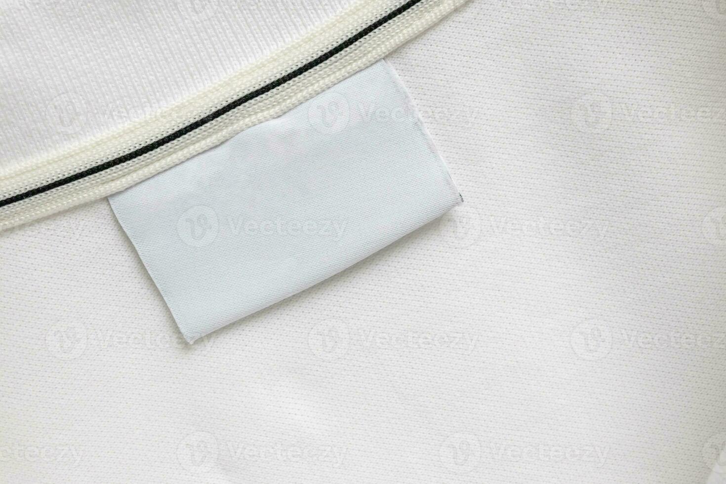 blanco blanco lavandería cuidado ropa etiqueta en blanco camisa tela textura antecedentes foto