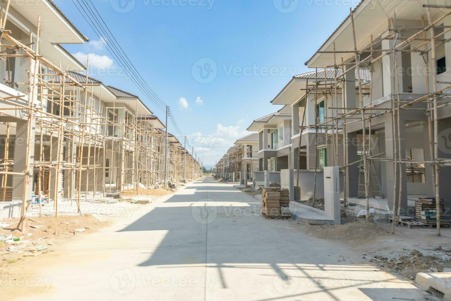 Construcción de nueva casa residencial en progreso en el desarrollo de la urbanización del sitio de construcción foto