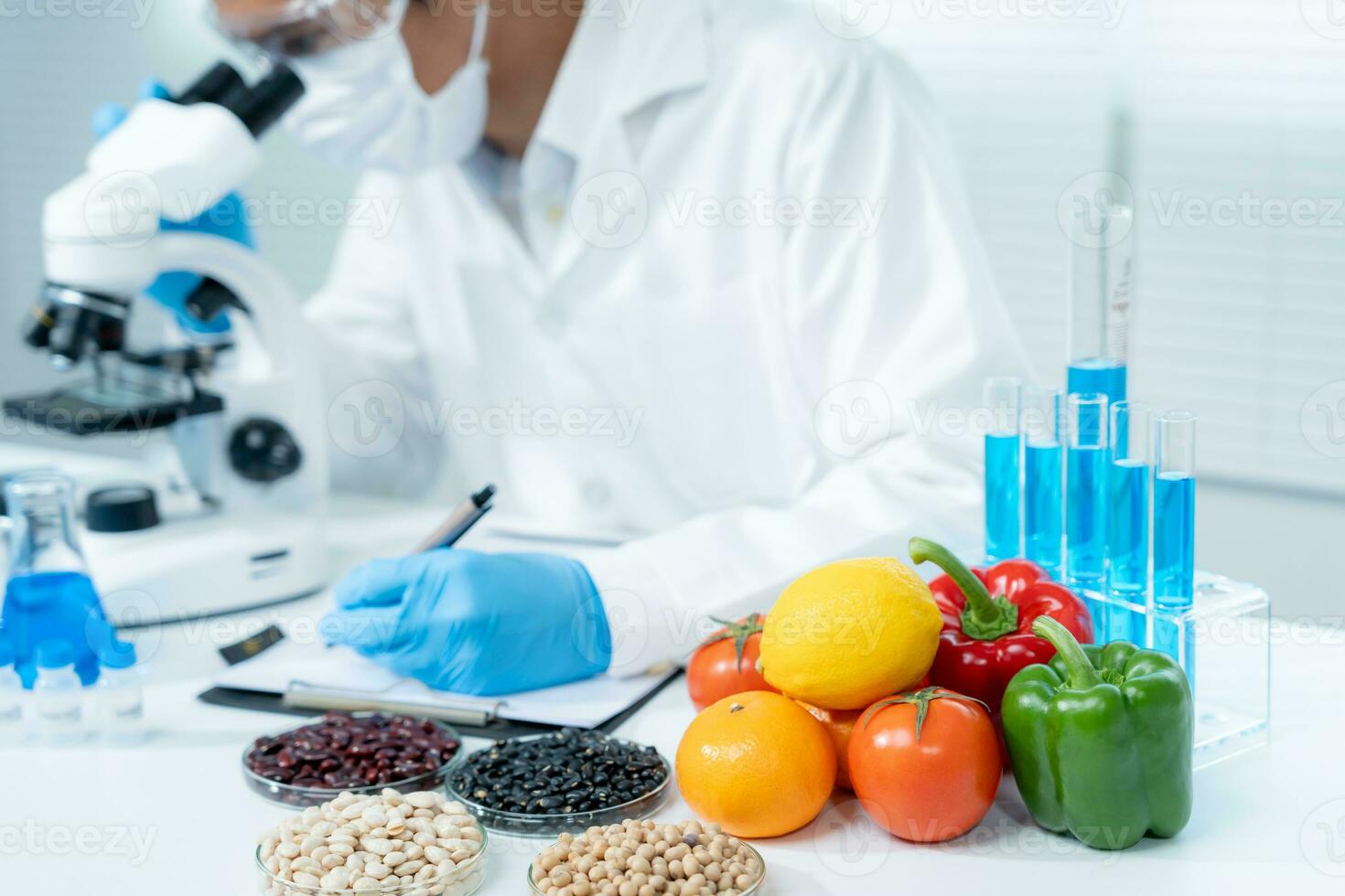 el científico comprueba los residuos de alimentos químicos en el laboratorio. los expertos en control inspeccionan la concentración de residuos químicos. peligros, estándar rohs, encontrar sustancias prohibidas, contaminar, microbiólogo foto