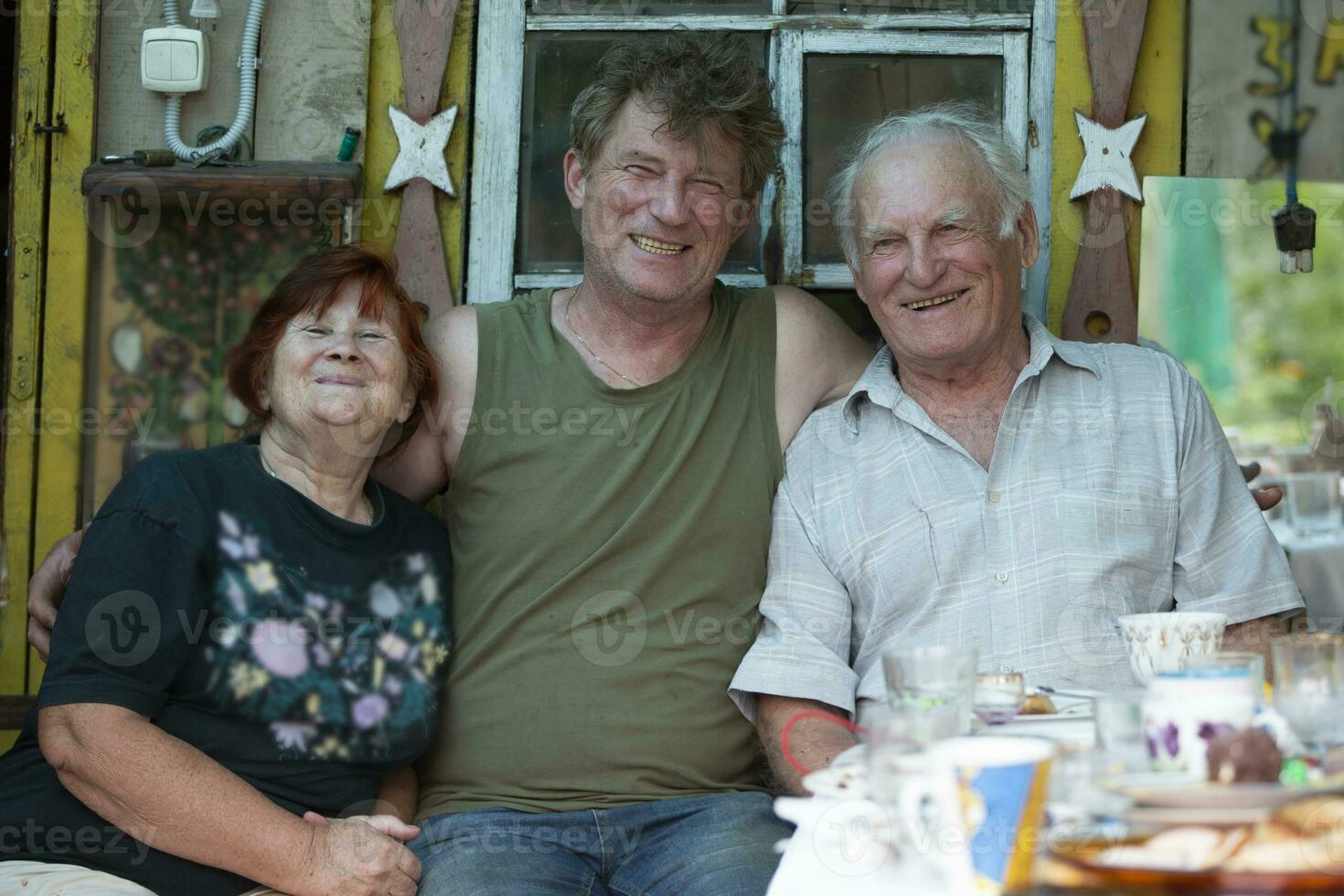 contento familia retrato de mayor padres y adulto hijo. foto