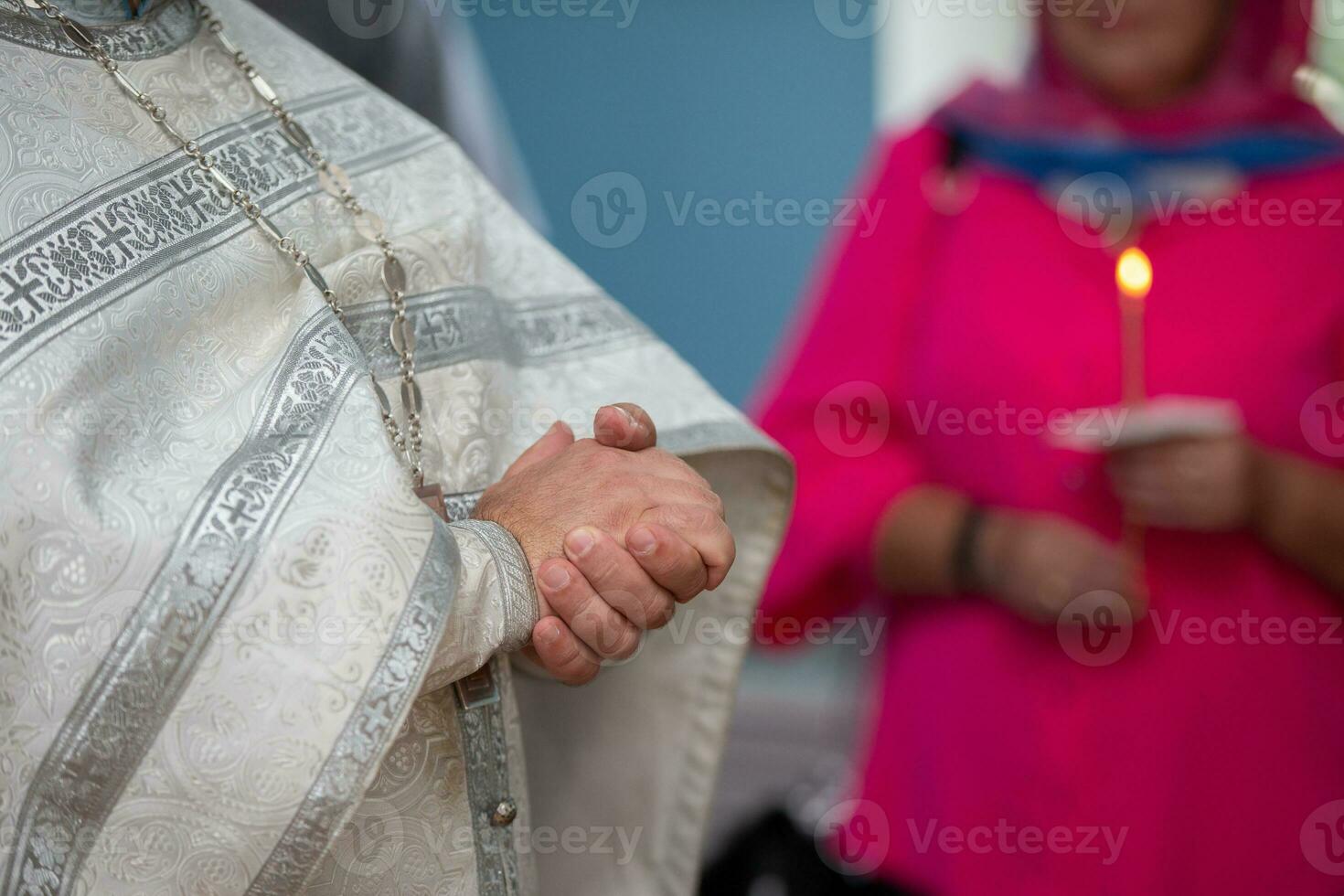 doblada manos de un ortodoxo sacerdote en un sotana. foto