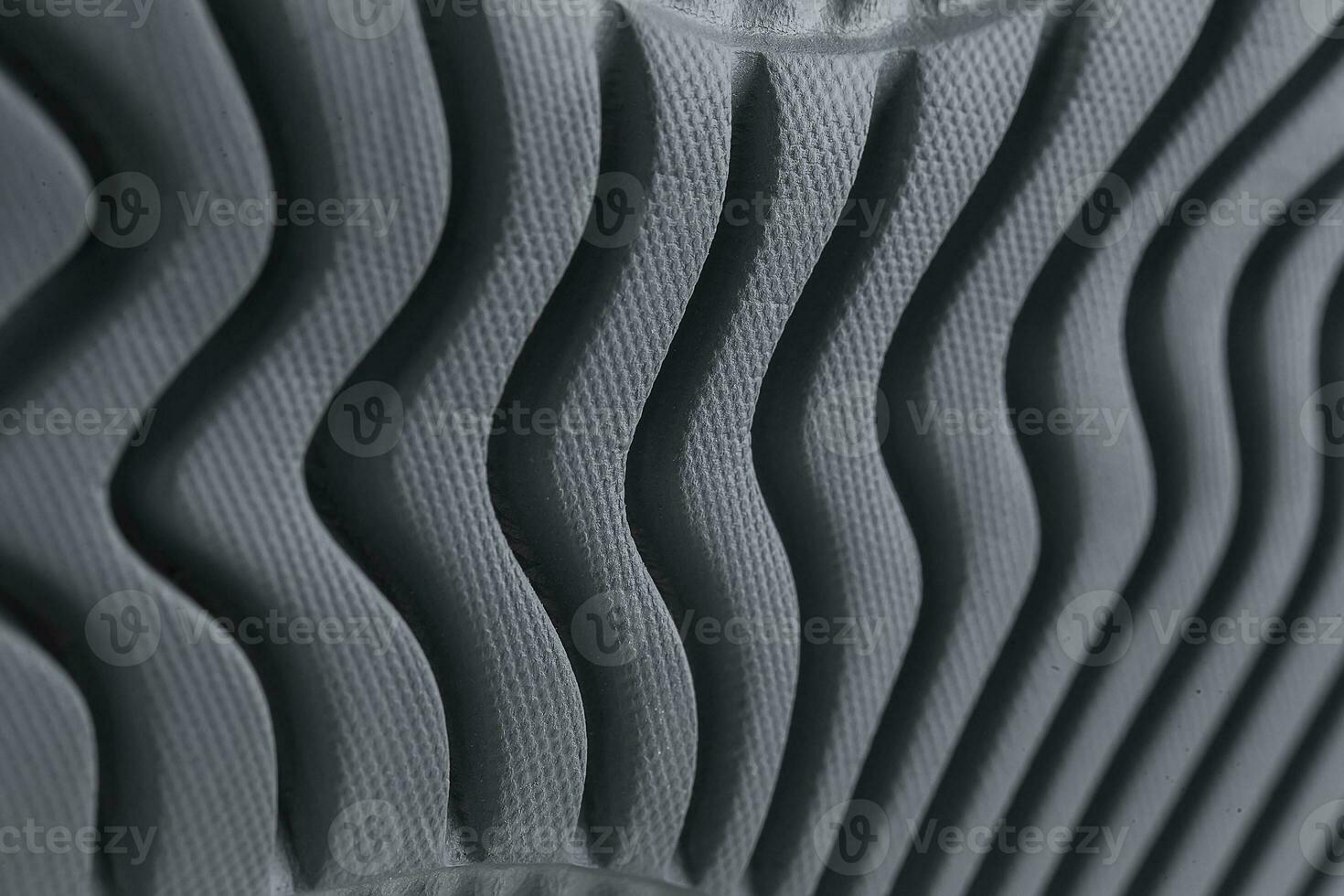 fragmento de un negro único de un zapatilla de deporte el textura de el material de Deportes Zapatos foto