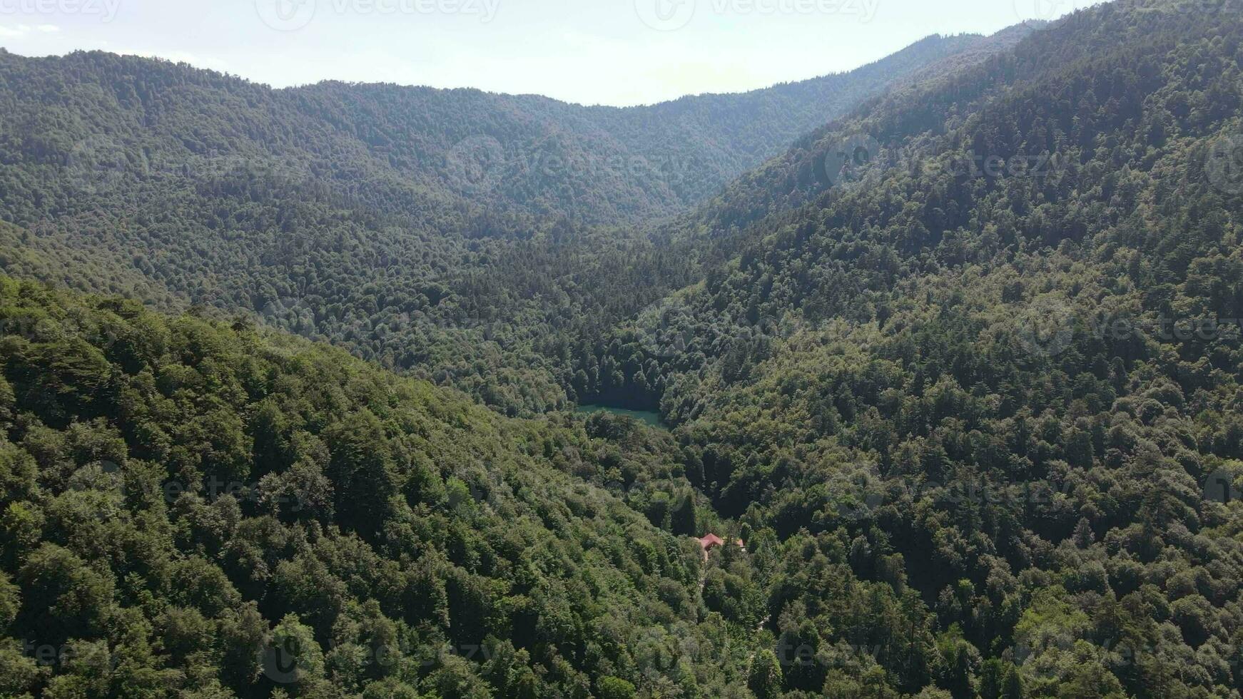 brumoso Mountian lago aéreo zumbido foto