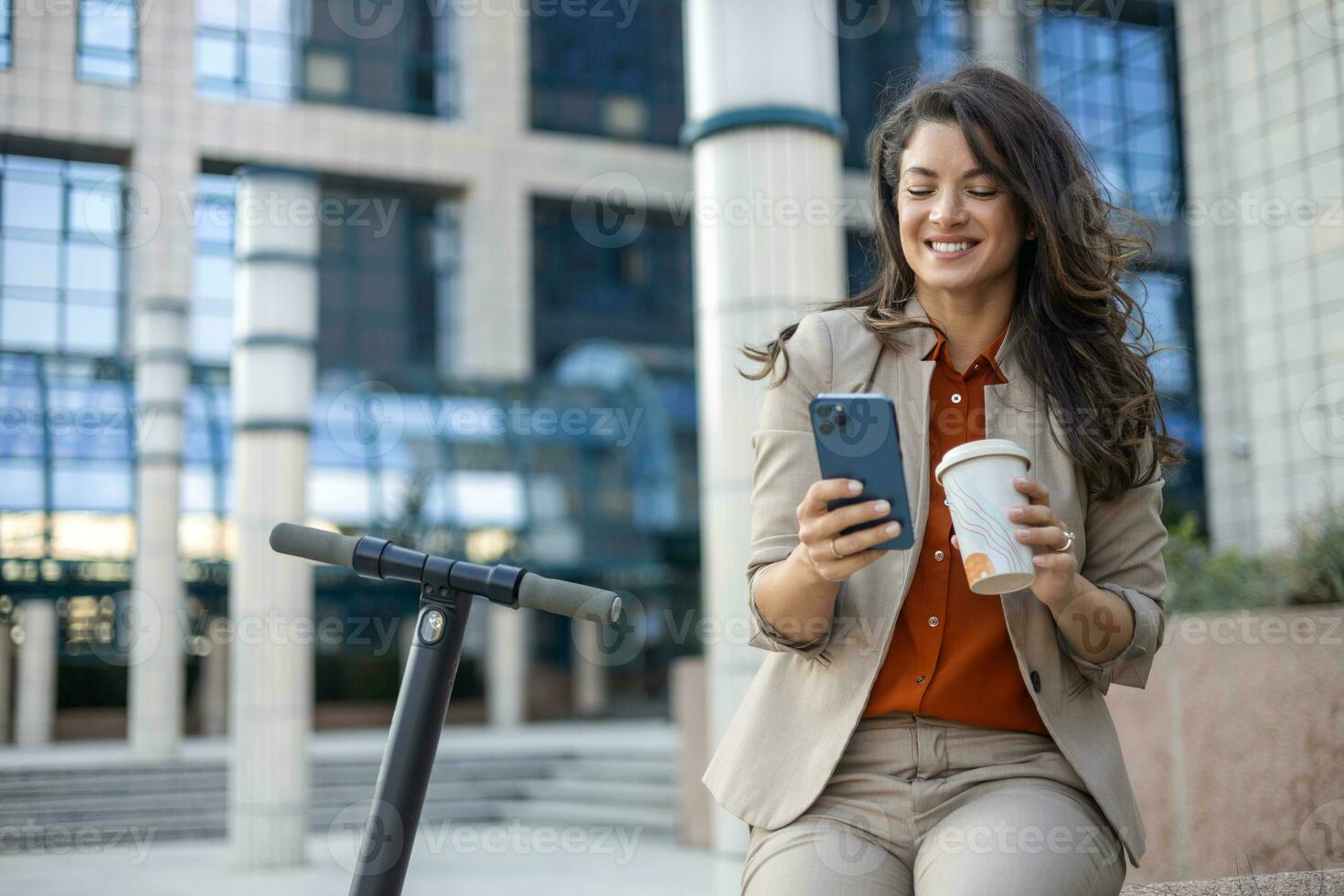 hermosa mujer montando un eléctrico scooter a trabajar, moderno mayor mujer yo, nuevo generación, eléctrico transporte, ecología, ecológico transporte, electrico patineta, foto