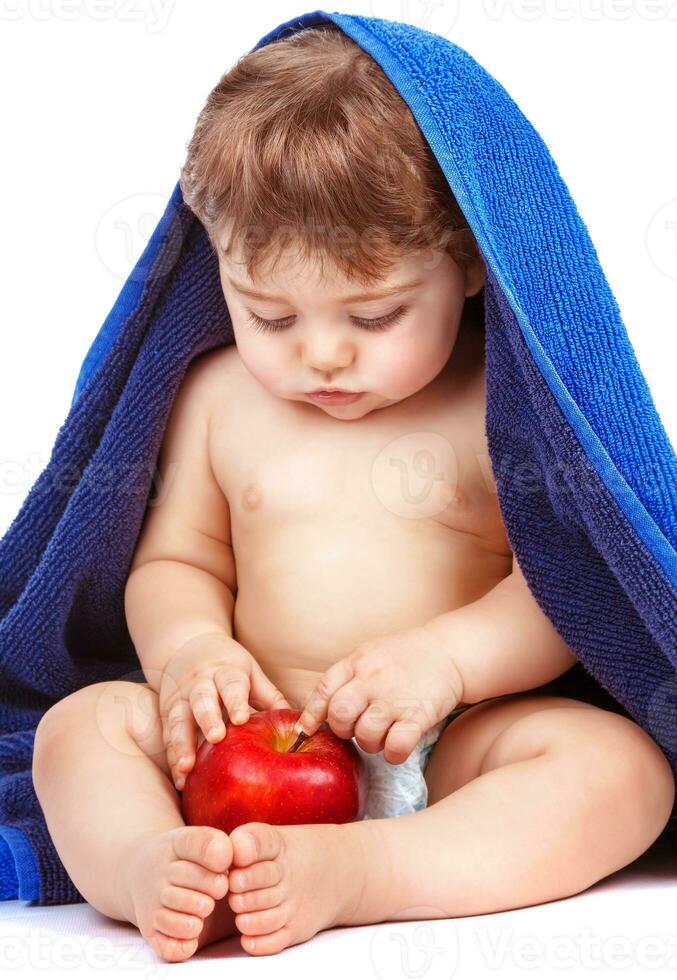 dulce niño con rojo manzana foto