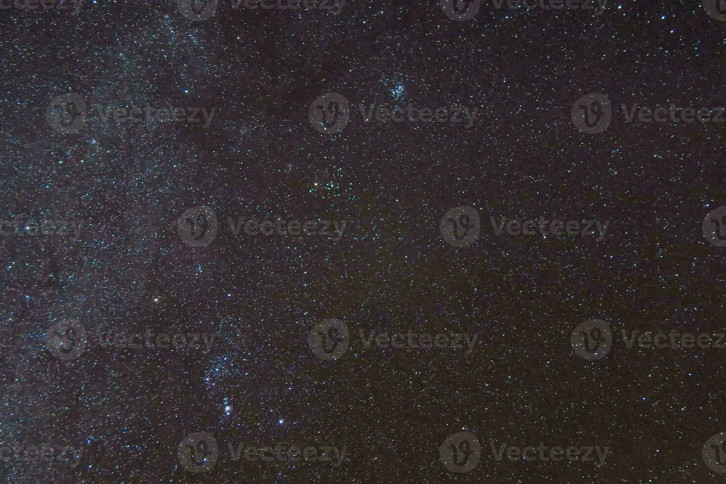 el noche cielo es lleno con estrellas foto