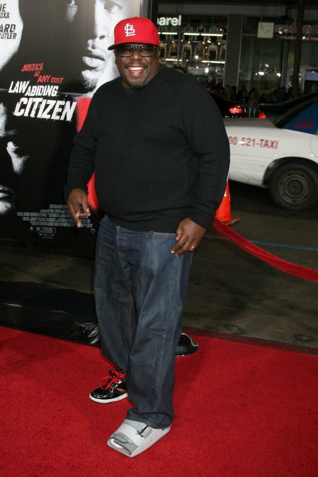 Cedric The Entertainer arriving at the Law Abiding Citizen Premiere Graumans Chinese Theater Los Angeles CA October 6 photo