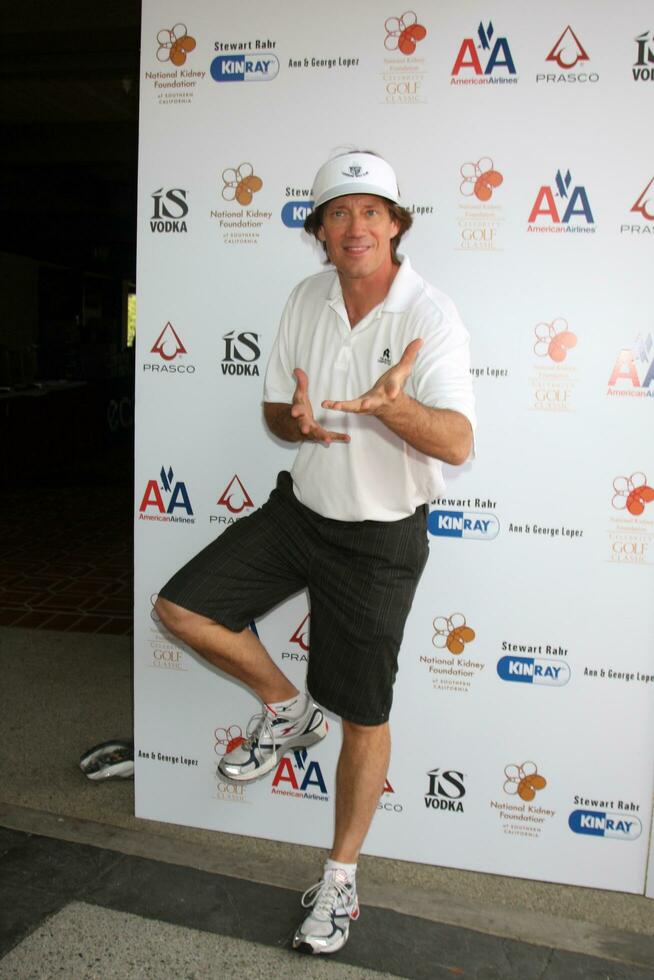 Kevin sorbos llegando a el nacional riñón Fundación celebridad golf clásico a el orilla del lago orilla del lago golf club en Burbank California en mayo 4 4 foto