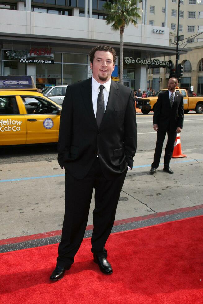 danny mcbride llegando a el tierra de el perdido estreno a graumans chino teatro en los angeles California en mayo 29 2009 foto