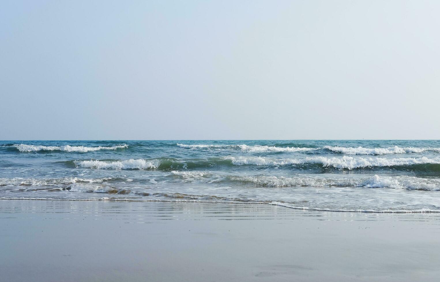 hermosa verano de horizonte en cielo tropical marina y paraíso de turquesa agua en calma océano. felicidad con arena y playa foto