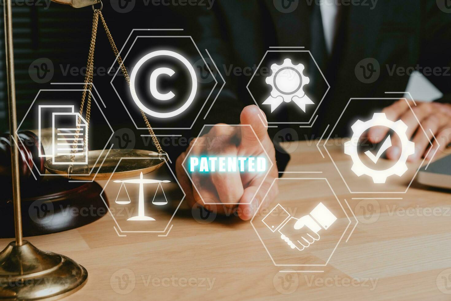 patentar concepto, persona mano conmovedor botón con patentado icono en vr pantalla, patentar derechos de autor ley negocio tecnología concepto. foto