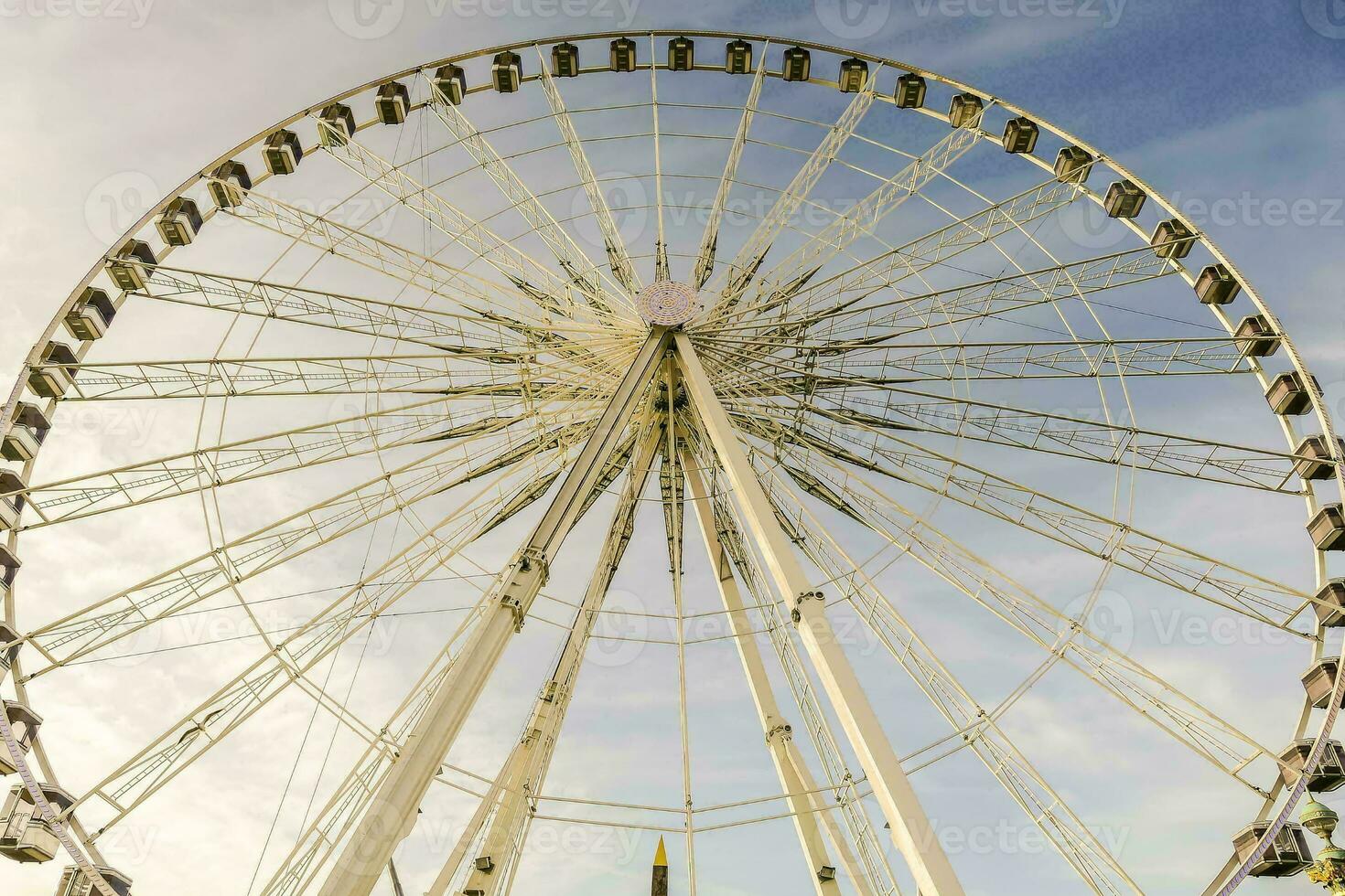 un grande ferris rueda es mostrado en contra un azul cielo foto