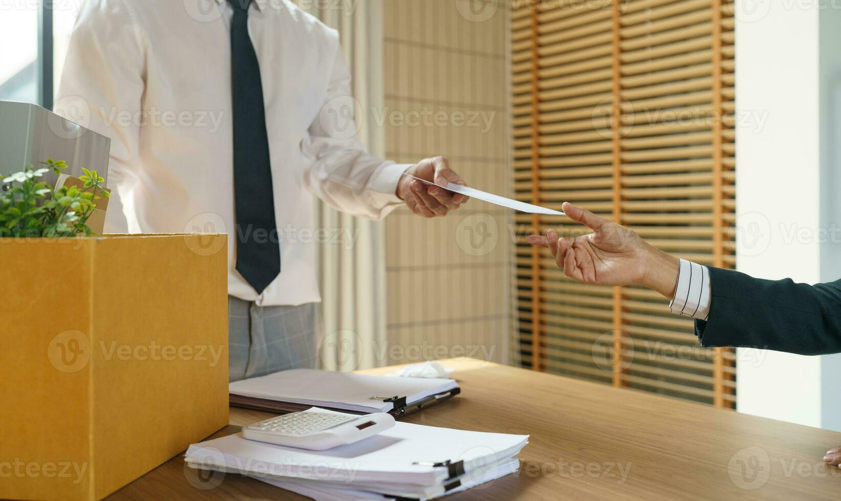 dejar trabajo negocio hombre enviando resignación letra y embalaje cosas Renunciar deprimir o que lleva negocio cartulina caja en oficina. cambio de trabajo o despedido desde compañía. foto