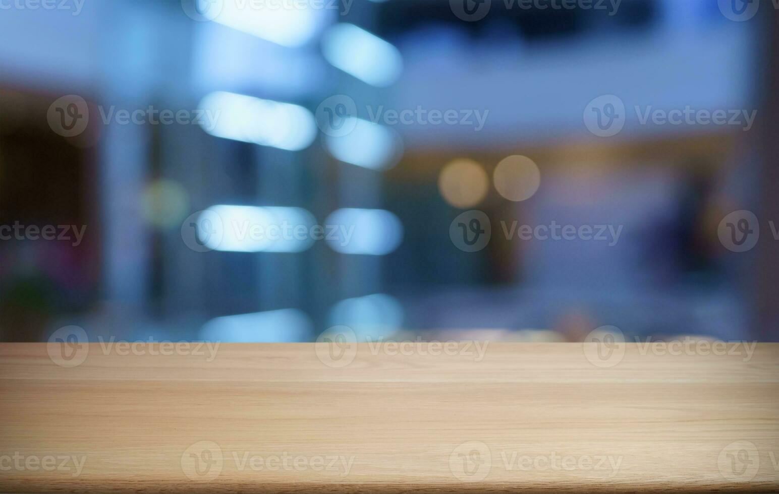 vacío madera mesa parte superior y difuminar de fuera puerta jardín antecedentes vacío de madera mesa espacio para texto márketing promoción. blanco madera mesa Copiar espacio para antecedentes foto