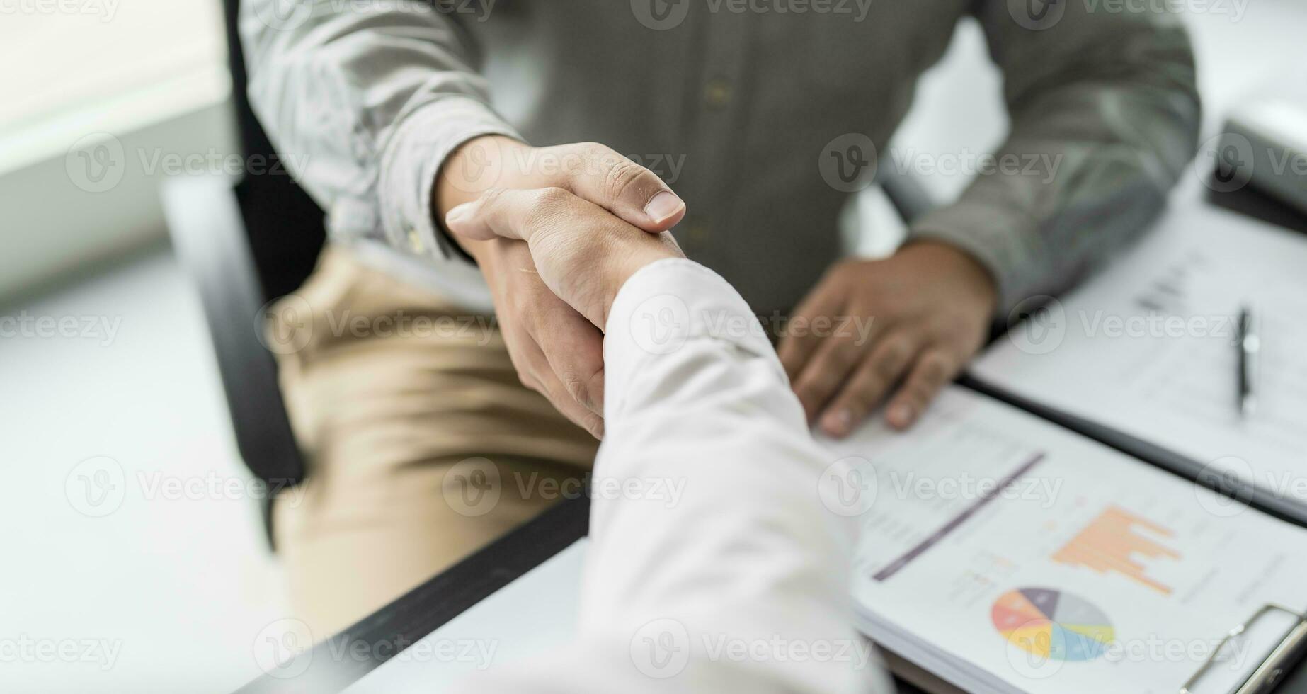 empresario sacudida manos exitoso haciendo un trato. mans apretón de manos. negocio camaradería reunión concepto foto