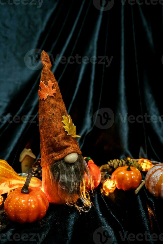 Víspera de Todos los Santos decoraciones antecedentes. Víspera de Todos los Santos de miedo calabaza cabeza en de madera mesa Víspera de Todos los Santos fiesta concepto foto