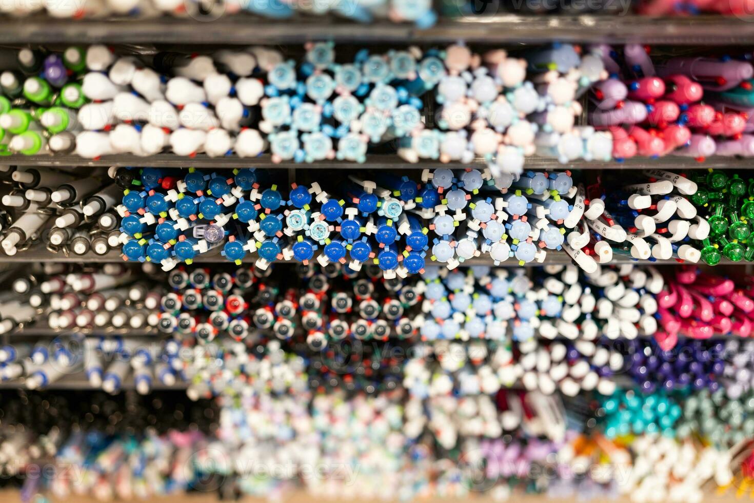 antecedentes de un montón clasificado vistoso bolígrafo colocar. de colores plumas en estantería en el tienda, oficina suministros y papelería. vistoso plumas arreglado en estantería de venta papelería. foto