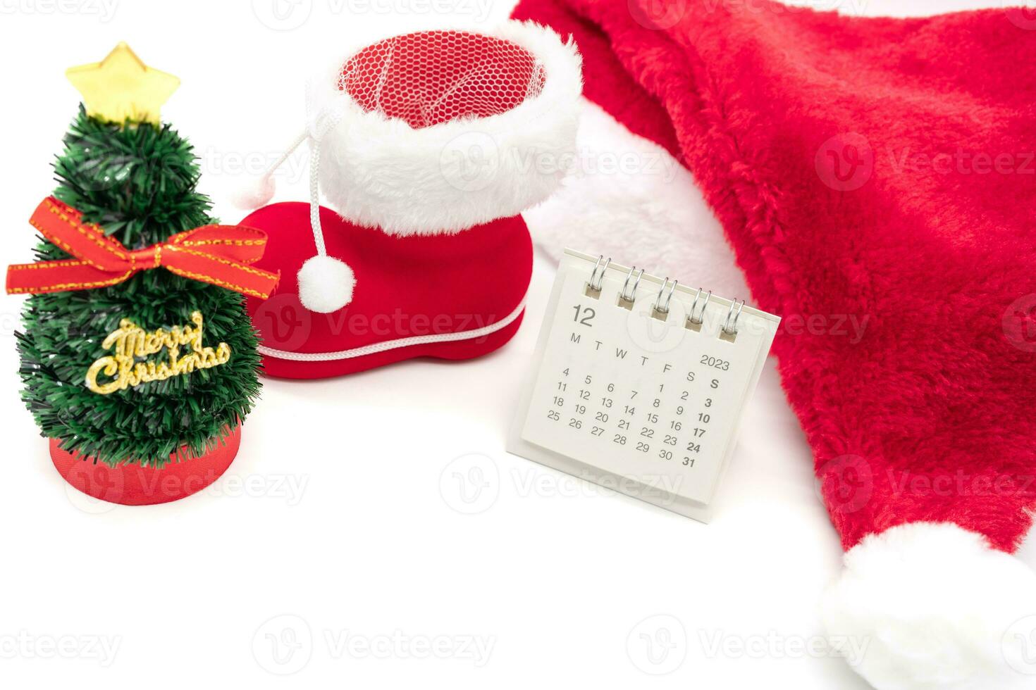 de diciembre calendario, Navidad árbol con de santa zapato aislado en blanco antecedentes. Navidad antecedentes. foto