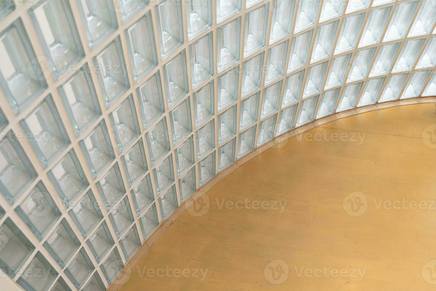vaso bloques en el pared y madera piso. de madera escalera y vaso muro, interior diseño. foto