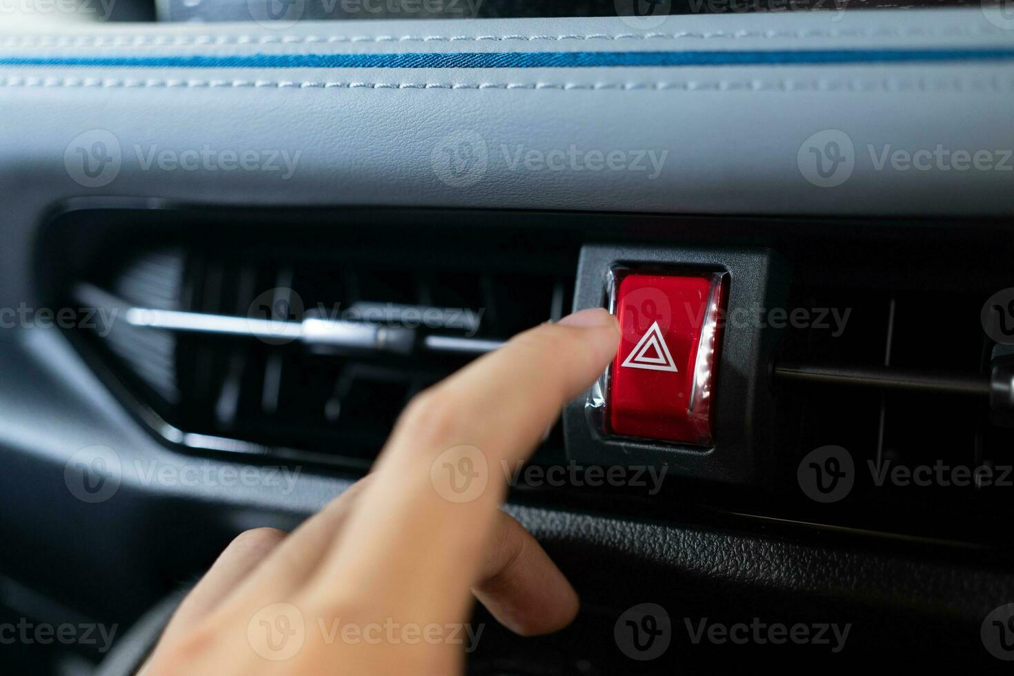 prensas el emergencia detener botón en el coche. coche emergencia advertencia ligero botón en frente coche consola. foto