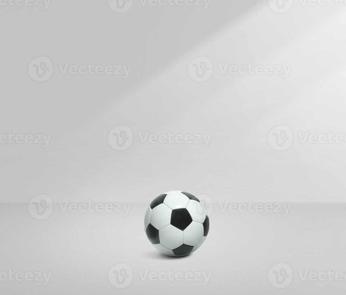 fútbol pelota en un blanco habitación con ligero foto