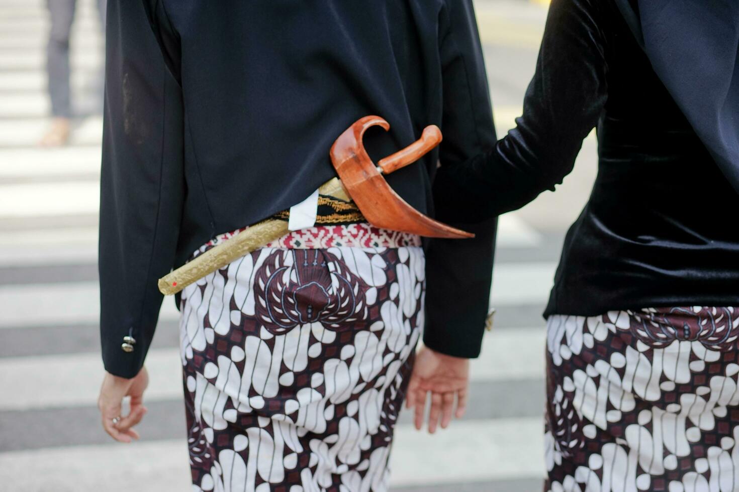 dos mujer en tradicional ropa caminando abajo el calle foto