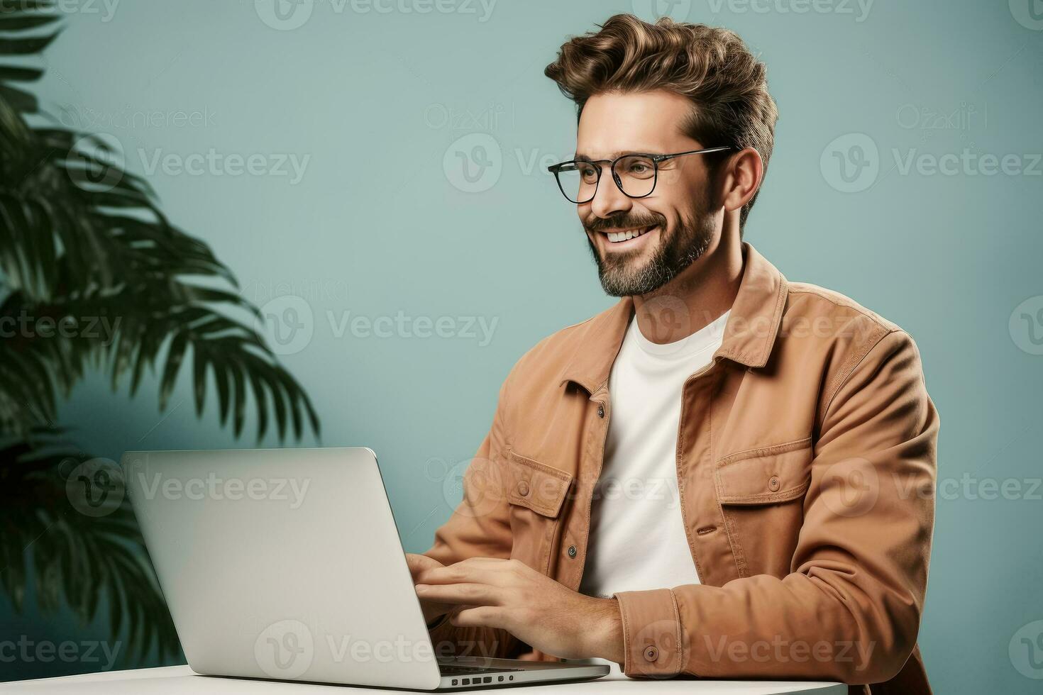 negocio hombre utilizando ordenador portátil en línea comunicar foto