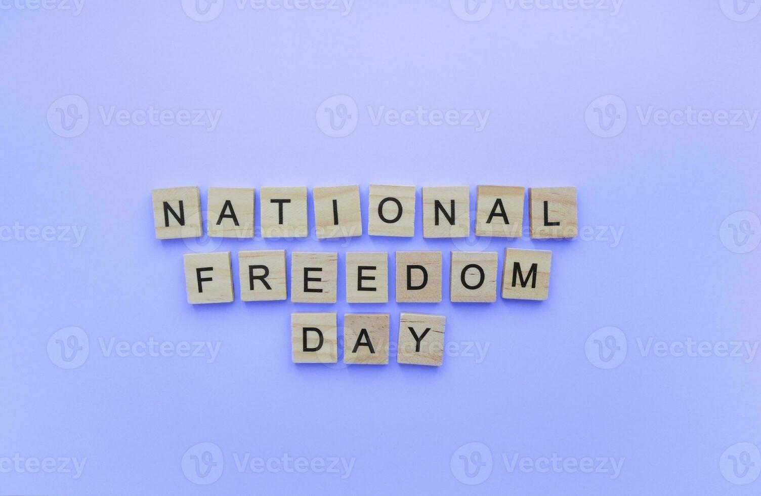 febrero 1, nacional libertad día en el EE.UU, minimalista bandera con el inscripción en de madera letras foto