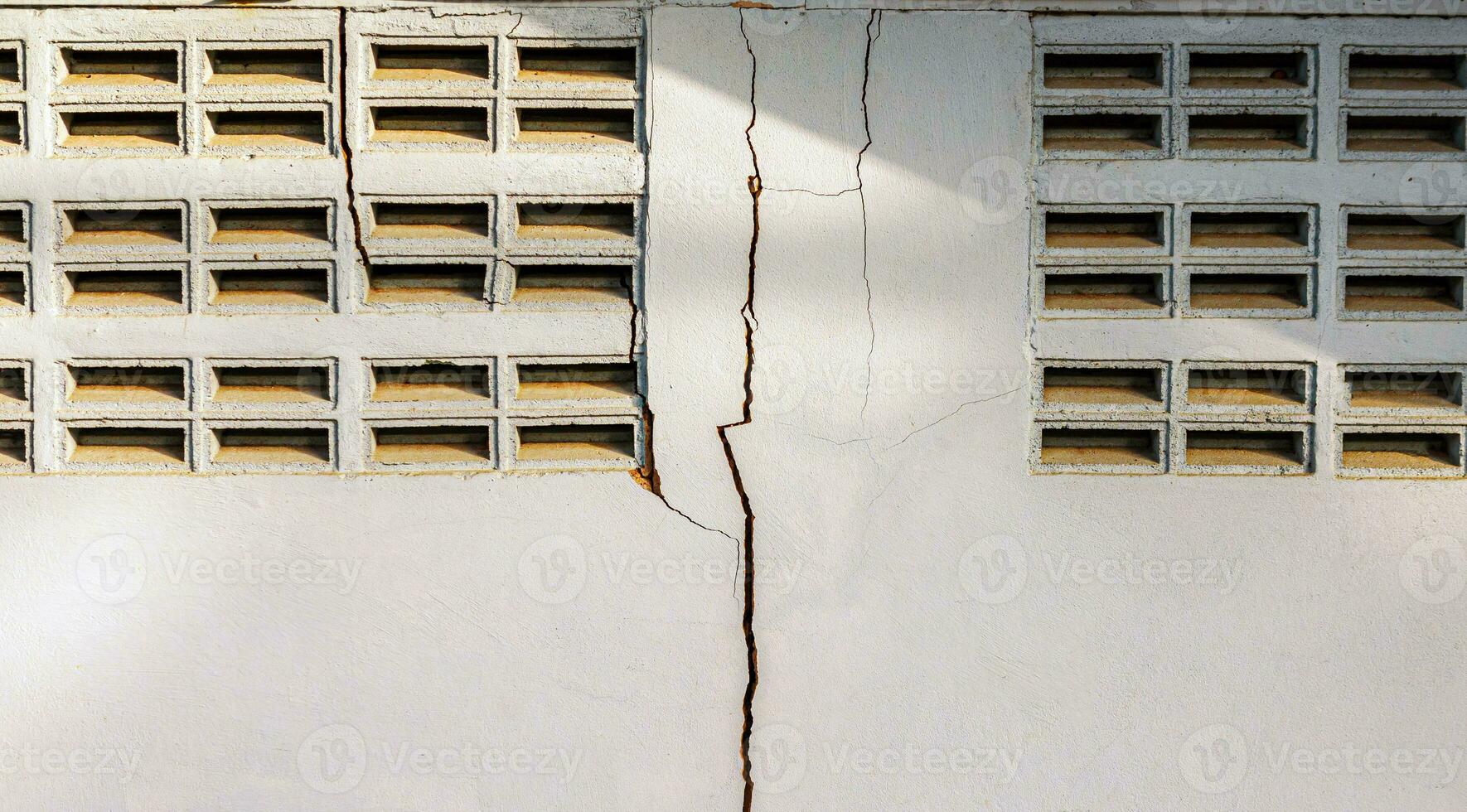 Cracks in the cement wall White cement of buildings damaged by earthquakes photo