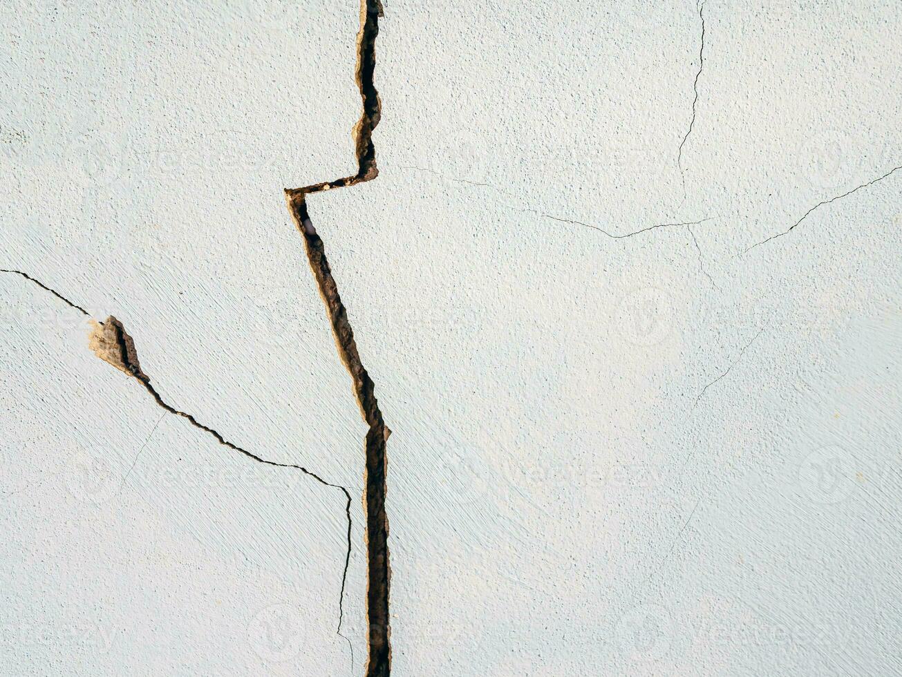 Cracks in the cement wall White cement of buildings damaged by earthquakes photo