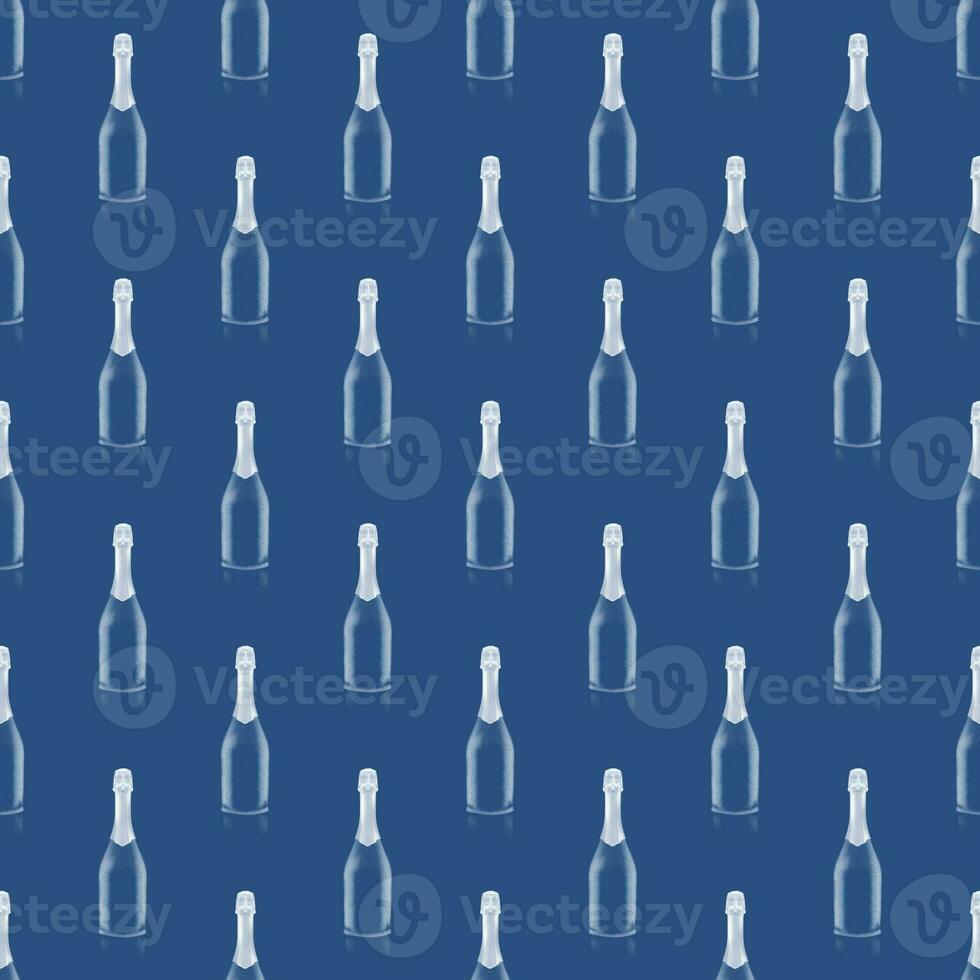 sin costura modelo de azul vino botellas con un plata parte superior en azul antecedentes. foto
