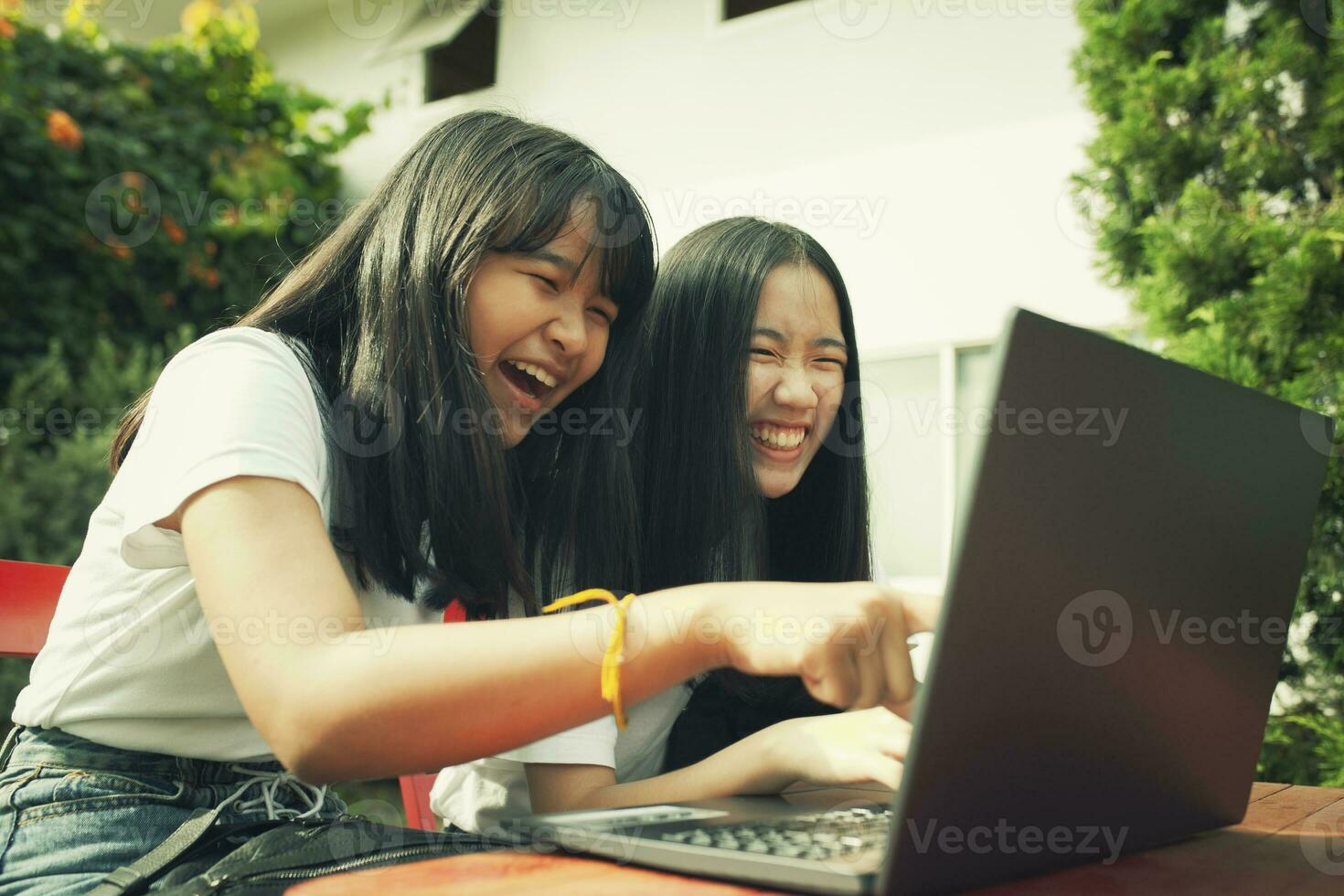 dos asiático adolescente mecanografía en computadora laboratorio felicidad emoción foto