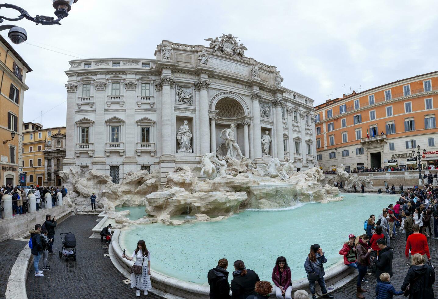 Roma Italia - noviembre8,2016 grande número de turista atracción a trevi fuente uno de más popular de viaje destino en Roma Italia foto