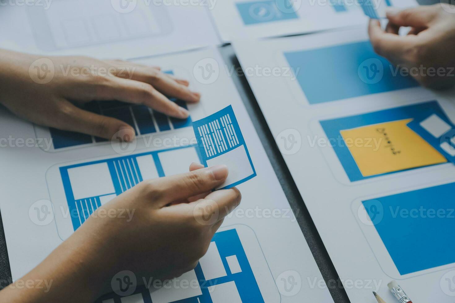 ux gráfico diseñador creativo bosquejo planificación solicitud proceso desarrollo prototipo estructura metálica para web móvil teléfono . usuario experiencia concepto. foto