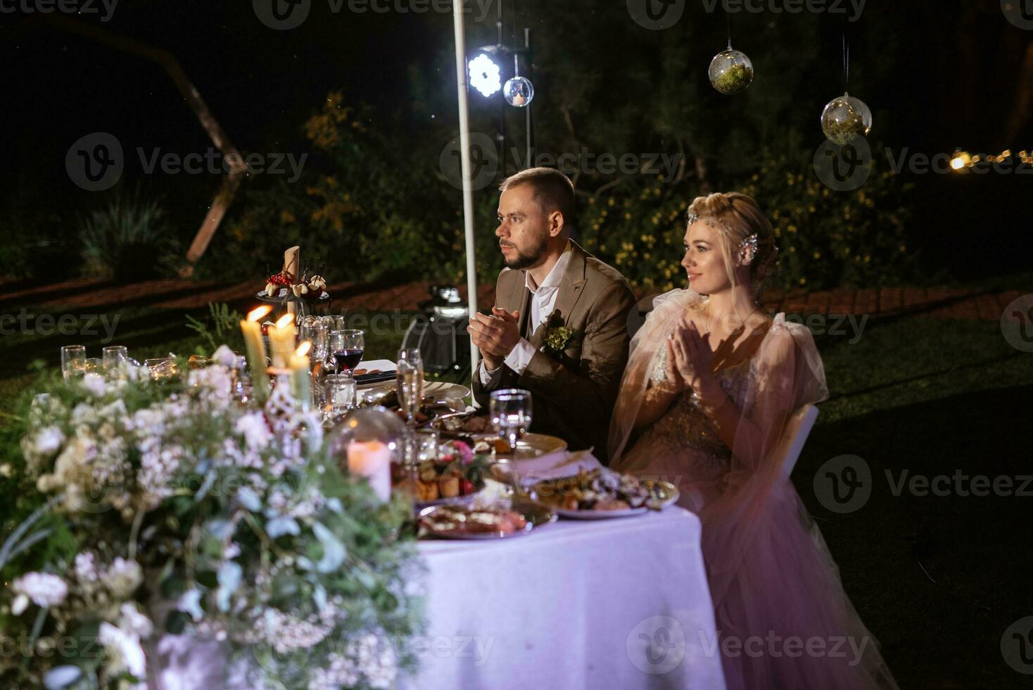 cena familiar de bodas por la noche en el bosque foto