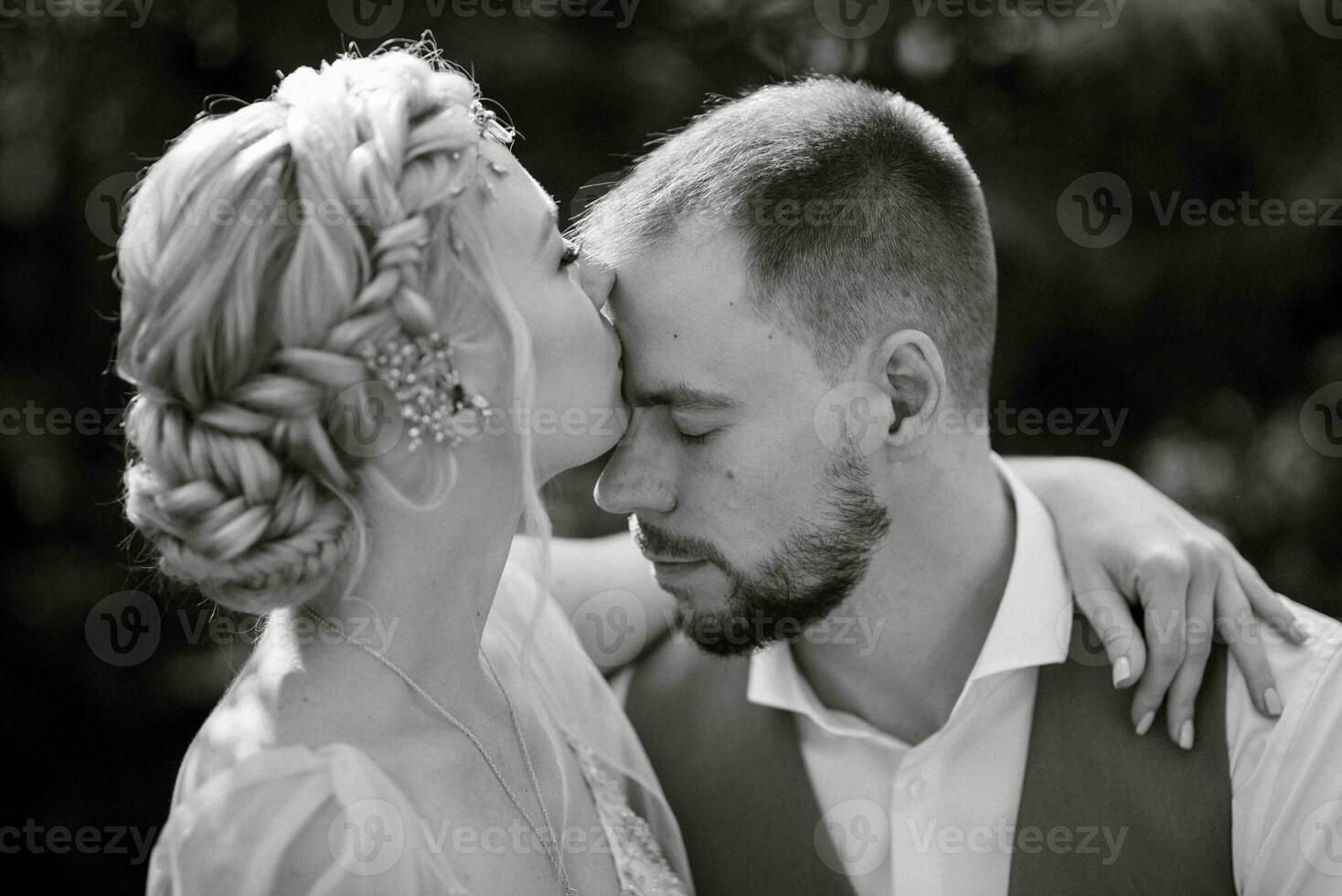 Boda caminar de el novia y novio en un conífero en elfo accesorios foto