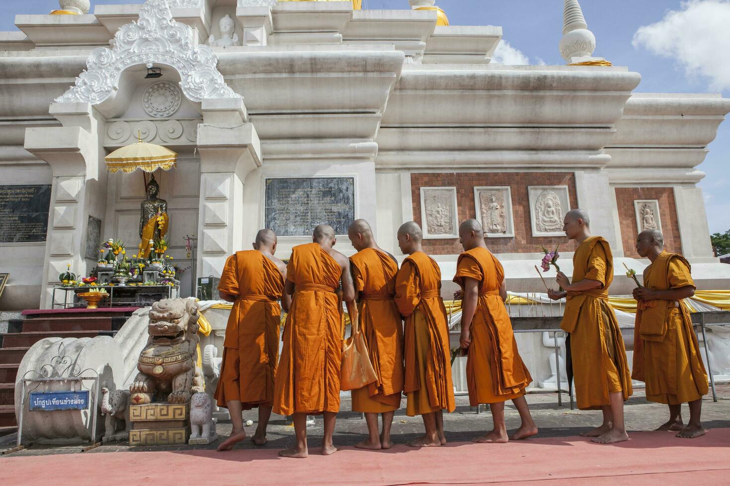 Por favor este no es idioma inglés Tailandia - julio8,2017 tailandés Buda moño Orando alrededor praque nadún pagoda más importante budismo sitio en Por favor este no es idioma inglés provincia norte oriental de Tailandia foto