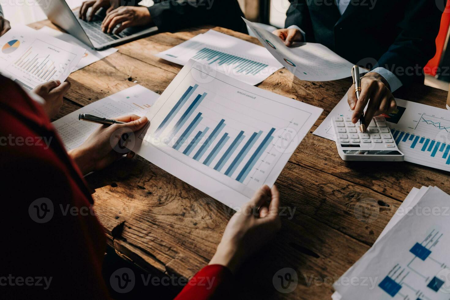 grupo de jóvenes empresarios asiáticos del equipo de negocios creativos compañeros de trabajo en el cargo felices de tener éxito en el trabajo en equipo de la asociación celebrando el logro y el concepto de éxito. foto