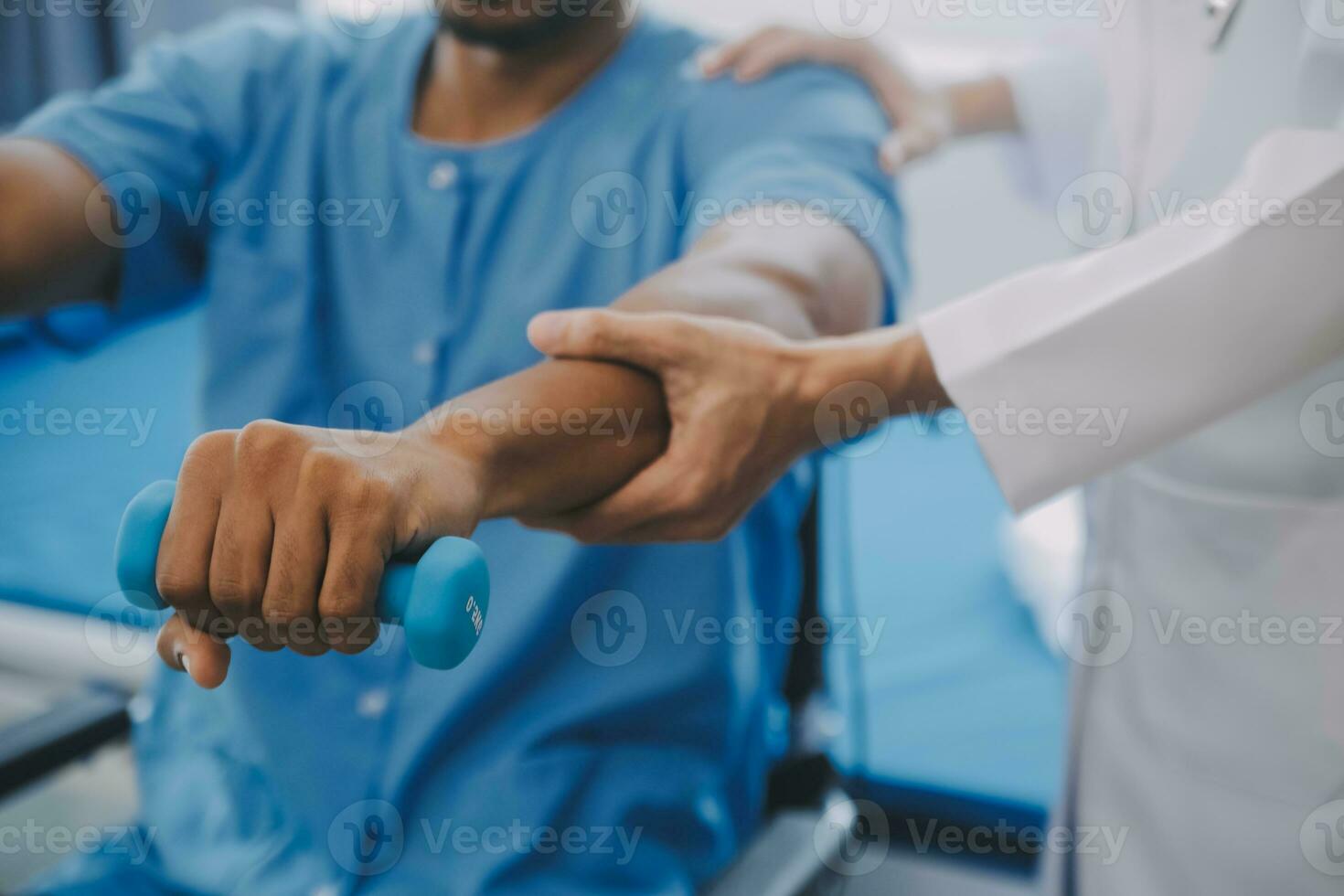 fisioterapeuta hombre dando ejercicio con pesa tratamiento acerca de brazo y hombro de atleta masculino paciente físico terapia concepto foto