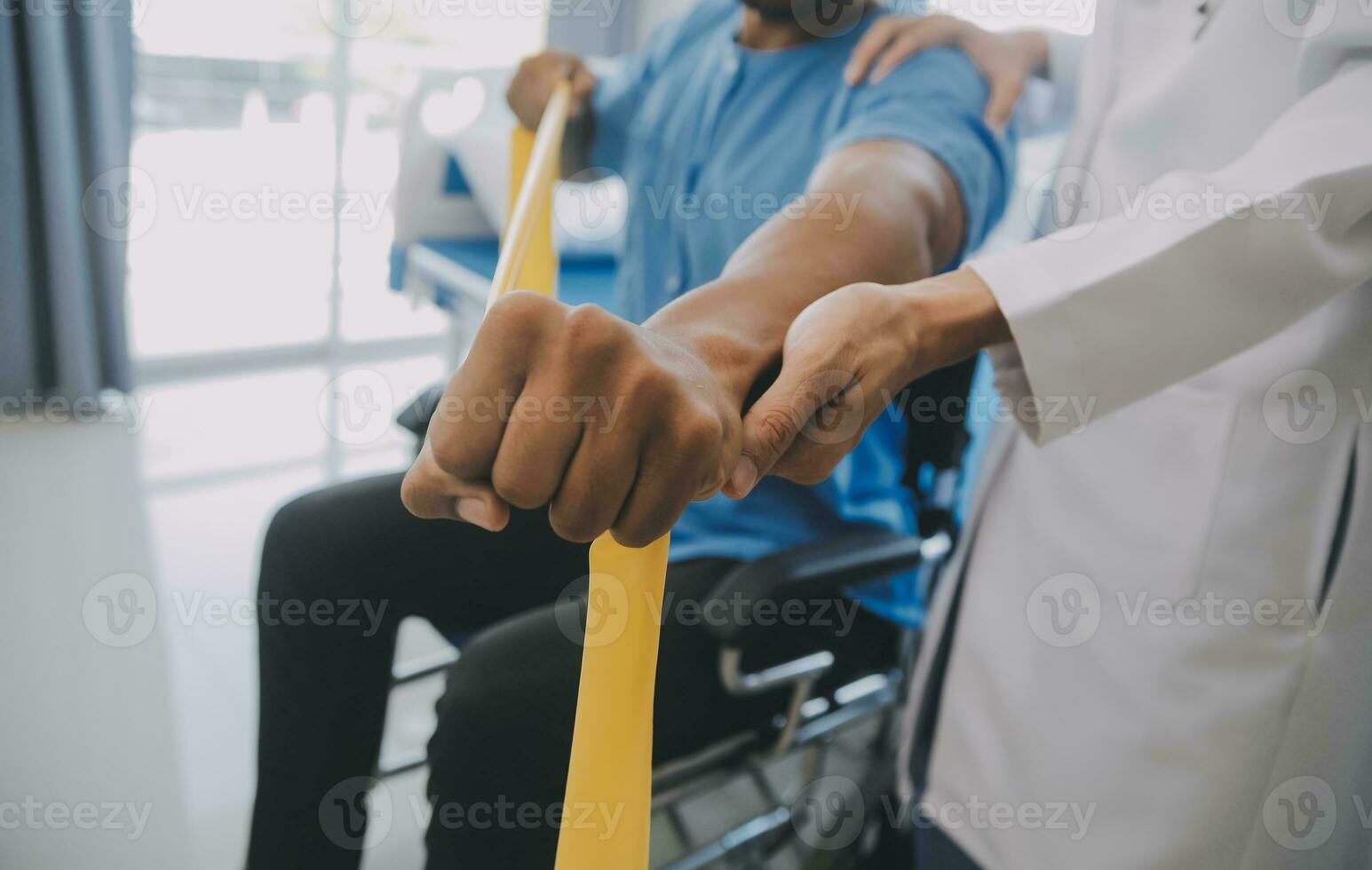 fisioterapeuta hombre dando ejercicio con pesa tratamiento acerca de brazo y hombro de atleta masculino paciente físico terapia concepto foto