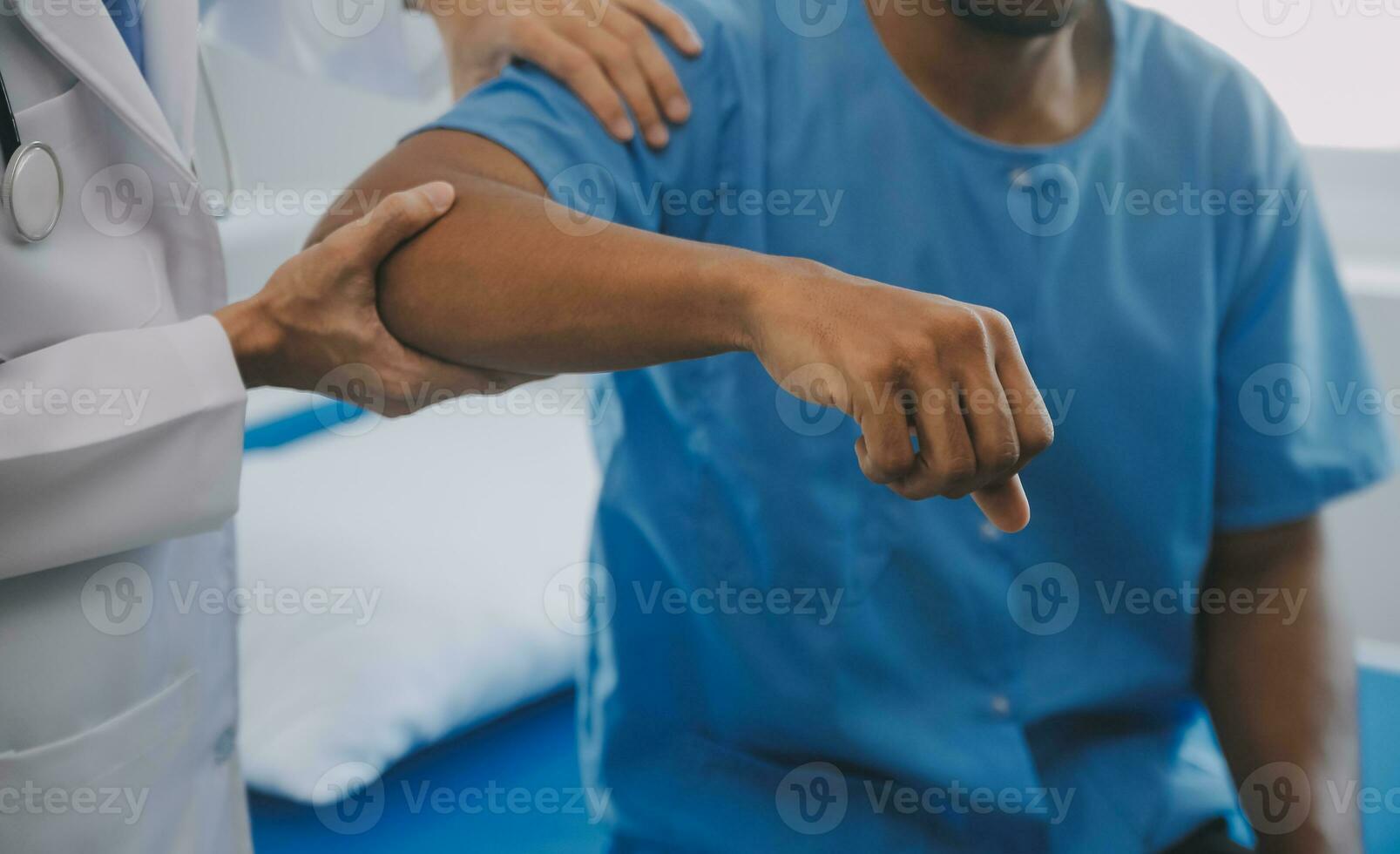 médico y paciente que se discute Actual salud examen mientras sentado a el escritorio en clínica oficina, de cerca. medicina concepto. foto