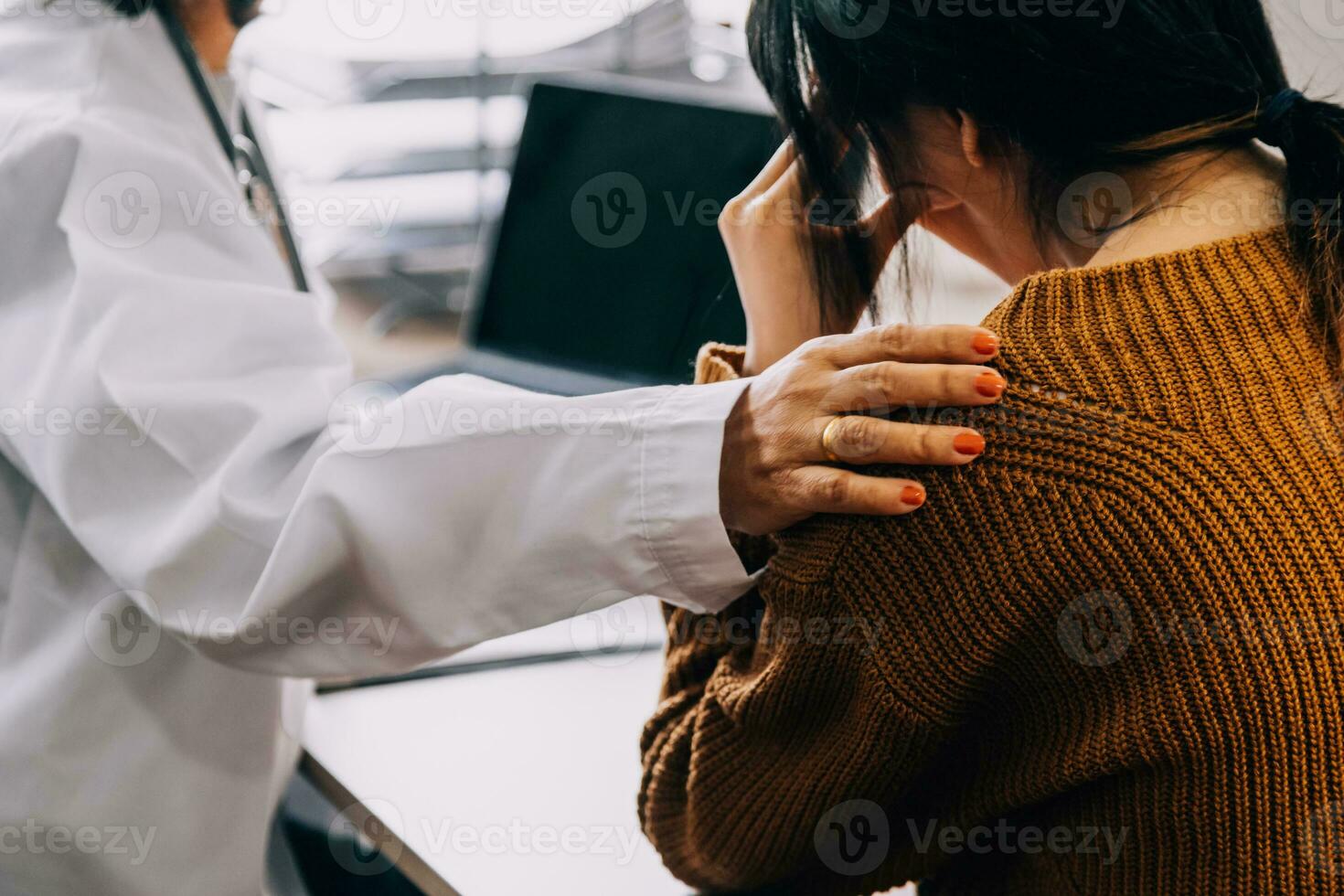 hembra doctores sacudir manos con pacientes alentador cada otro a oferta amar, inquietud, y ánimo mientras comprobación el del paciente salud. concepto de medicamento. foto