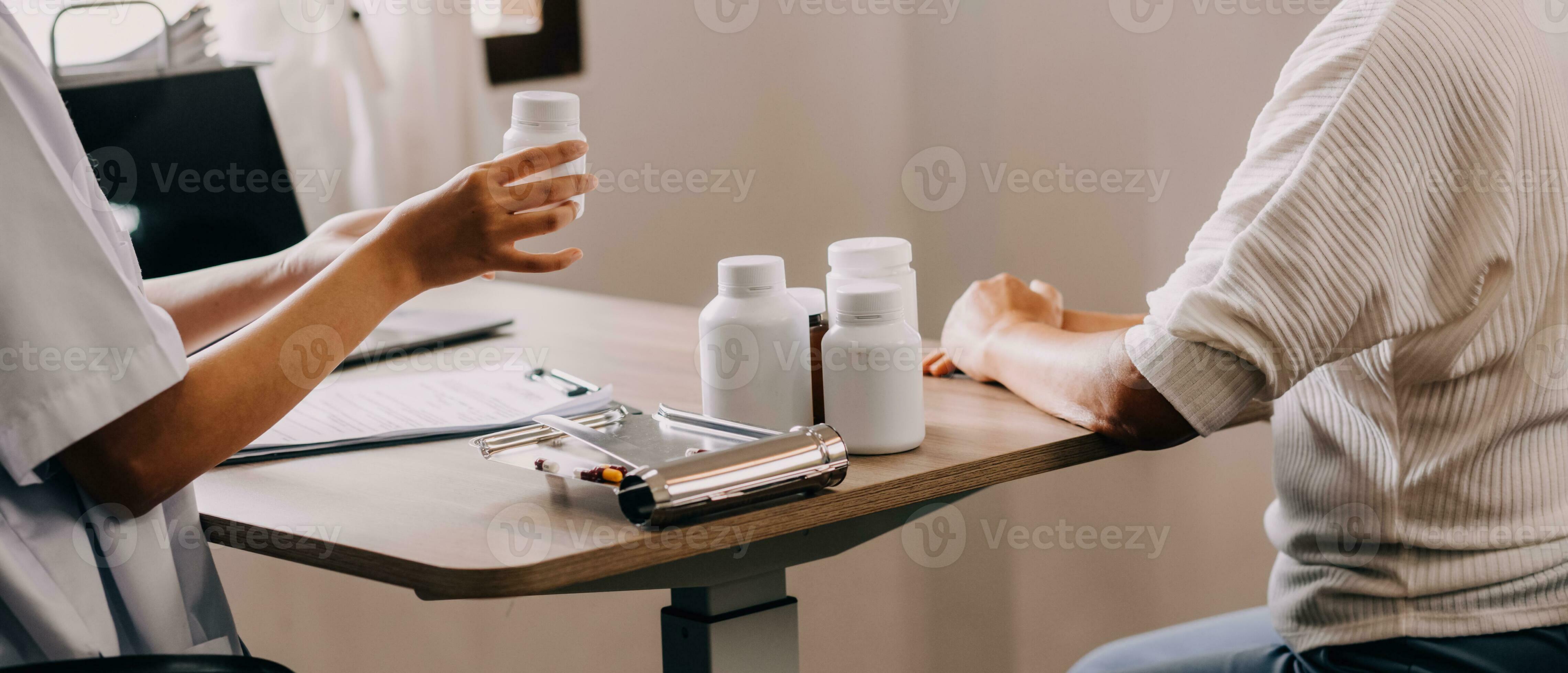 Farmacéutico Explicando Prescripción Medicación A Mujer En El Farmacia Farmacéutico Explicando Prescripción Medicación A Mujer En El Farmacia