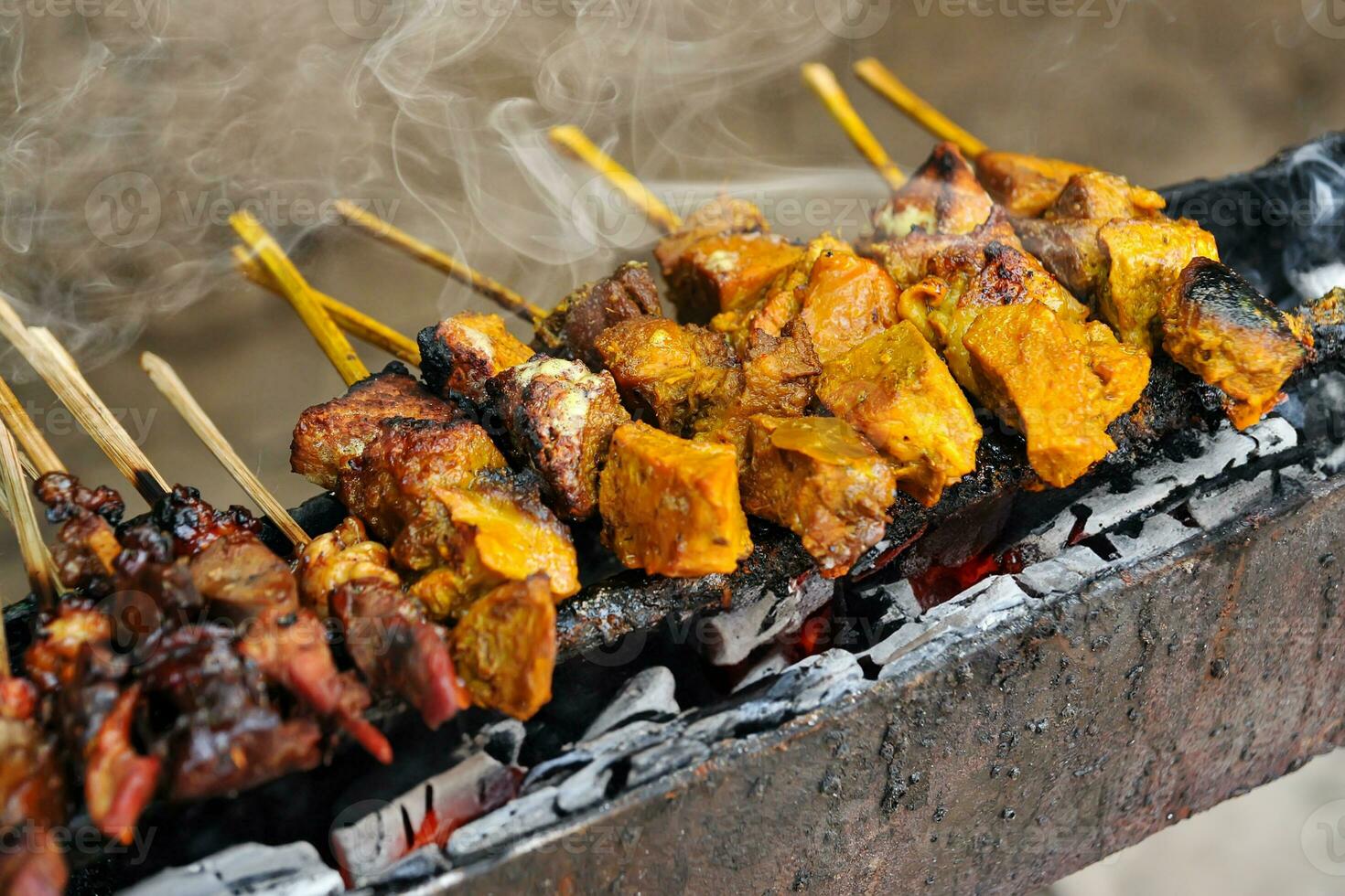 saciar komoh o llamado komoh satay es A la parrilla ensartado carne ese es rebanado dentro grande piezas foto