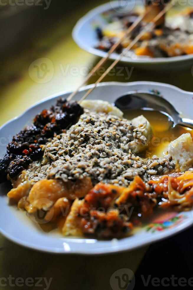 largo kupang es un indonesio comida por lo general servido con mariscos satay, tofu y lento foto