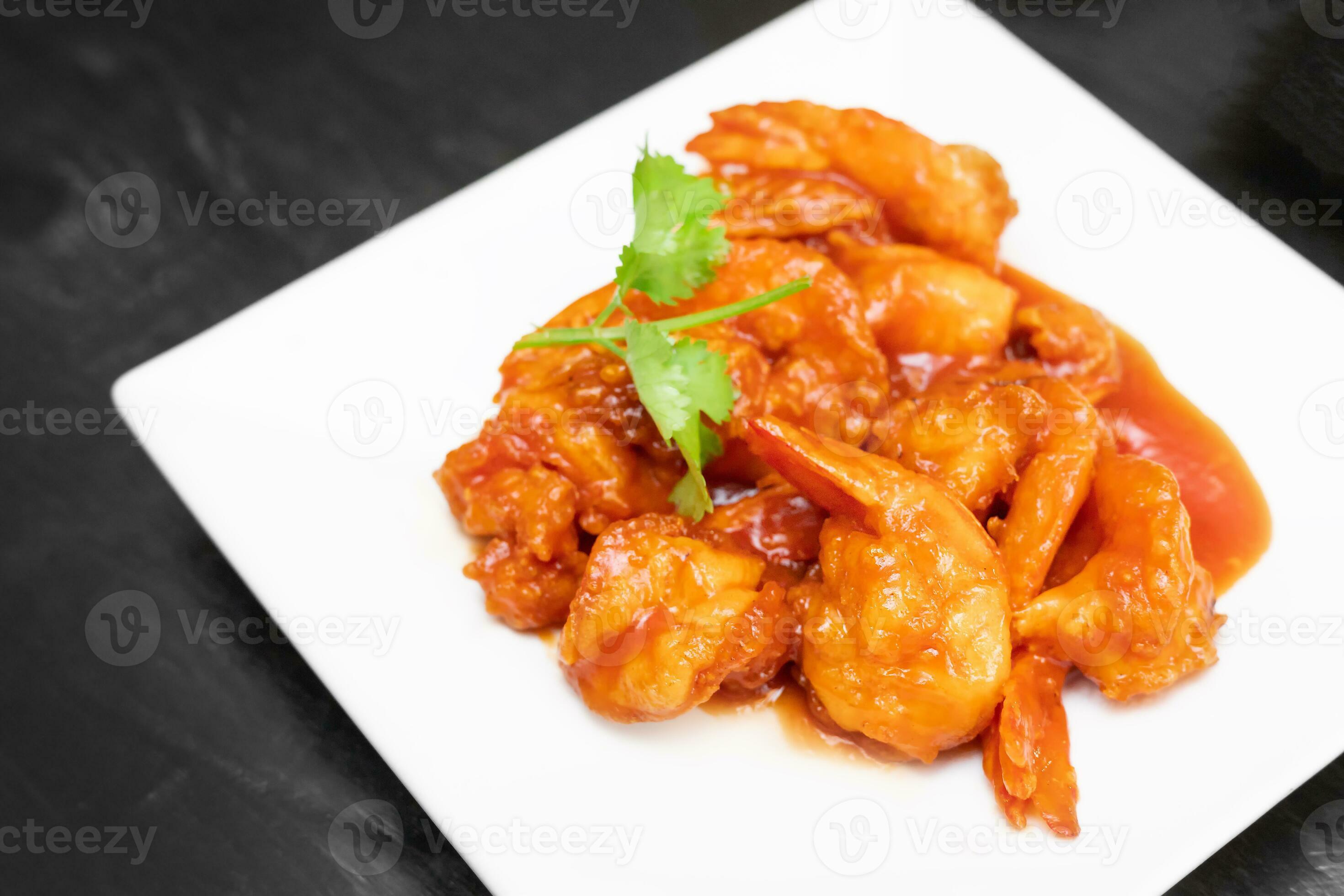 japonés camarón en Chile salsa o ebichiri servicio en blanco lámina